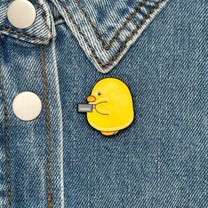 🤩Fun Cartoon Metal Enamel Pin Brooch Cute Yellow Duck Holding A Knife In Hand🤩